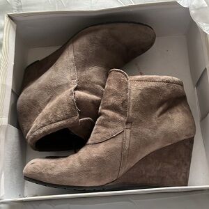 Easy spirit. Stacked heal. Size 8 1/2.